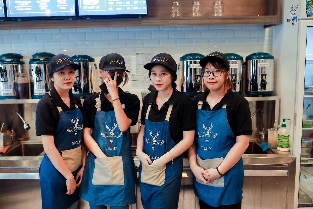 tạp dề quán cafe đồng bộ cho đội ngũ nhân viên