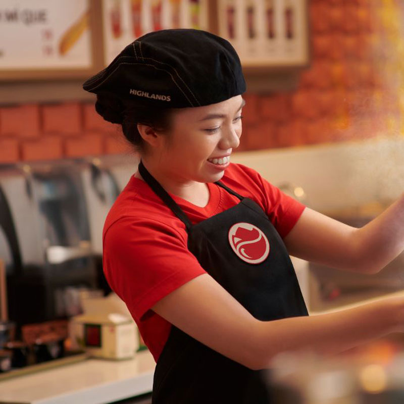 Phong cách đồng phục cafe chuyên nghiệp lấy cảm hứng từ sự gọn gàng và nhận diện mạnh.