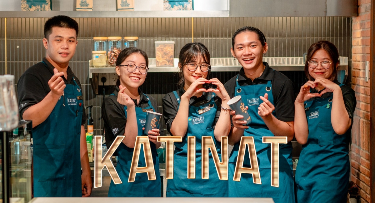Phong cách đồng phục cafe hiện đại cần đồng bộ giữa màu sắc, form áo và tạp dề.