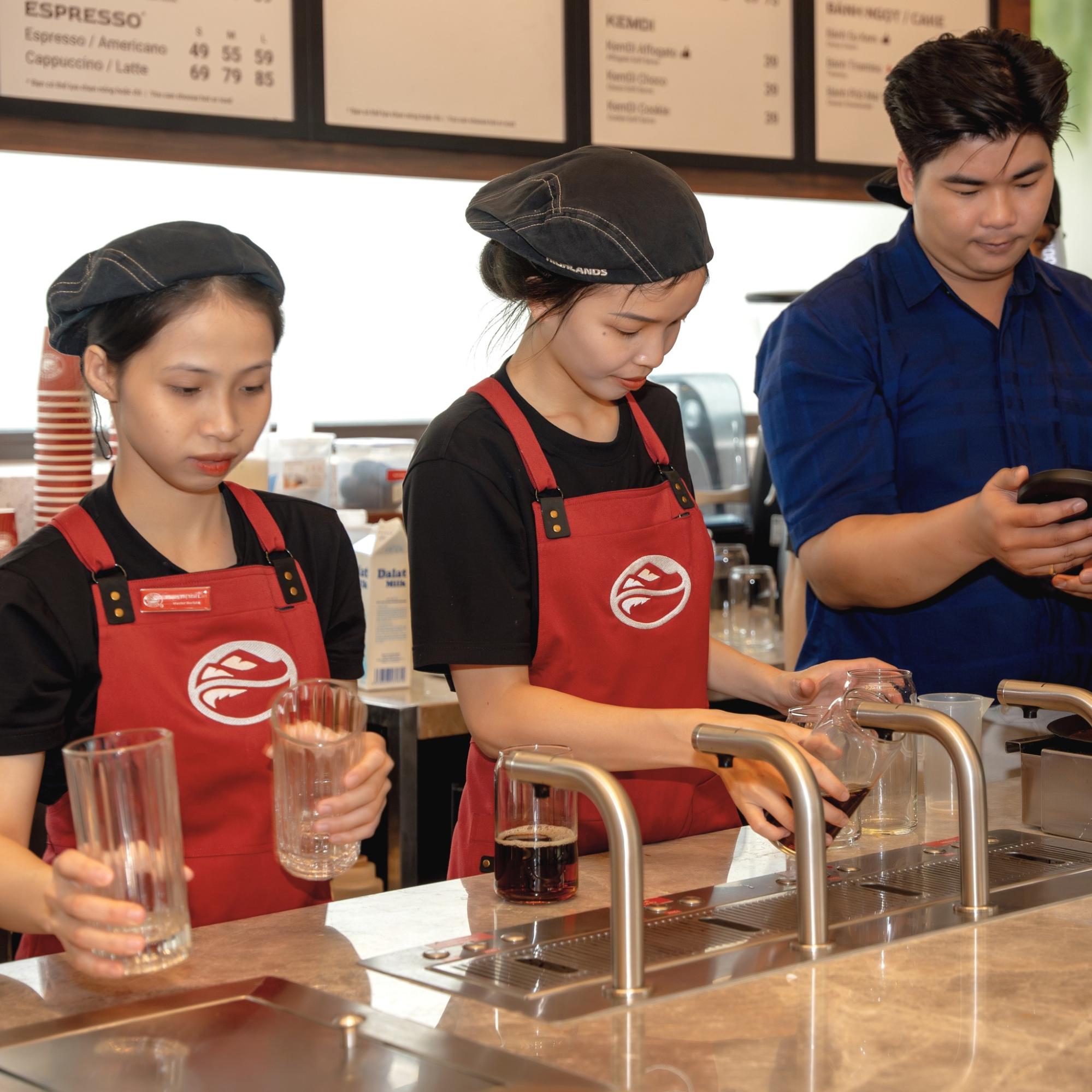 Màu sắc đồng phục nên đi cùng logo, nội thất và phong cách phục vụ của quán.