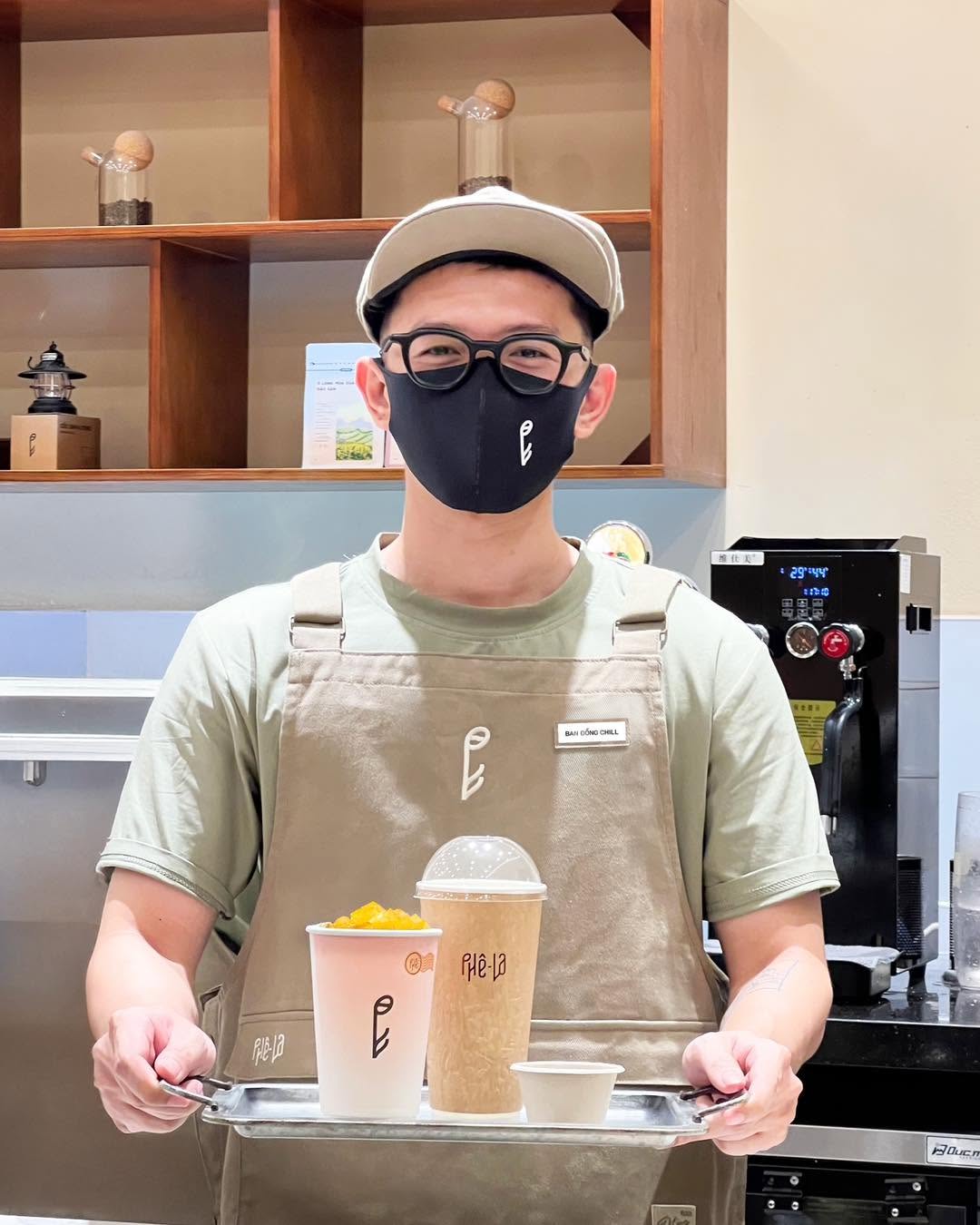 Bảng màu trung tính giúp đồng phục dễ phối với nhiều phong cách nội thất quán cafe.