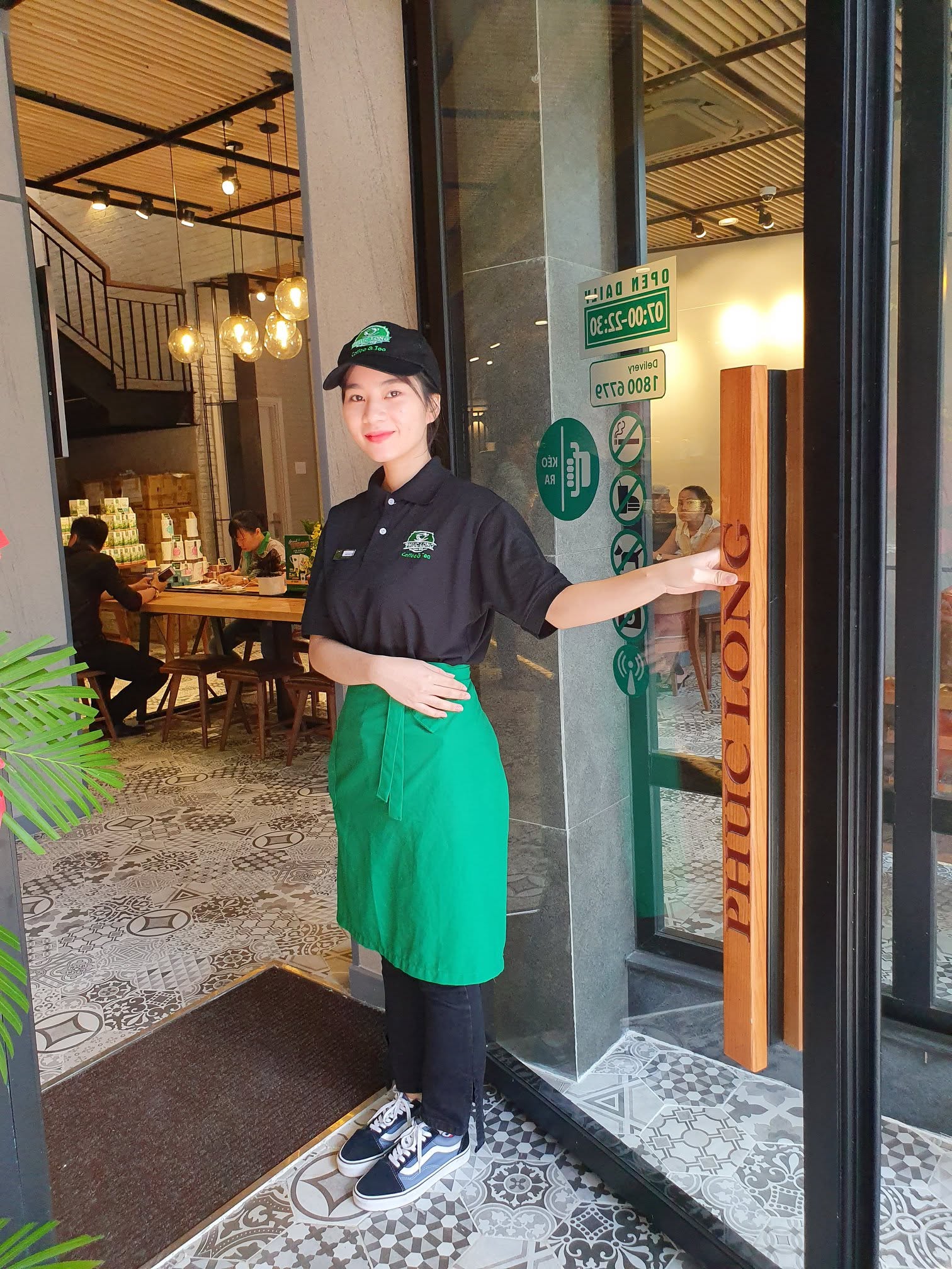 Mỗi mô hình quán nên có cách phối đồng phục riêng để phù hợp vận hành.