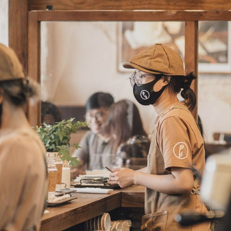 Đội ngũ tư vấn giúp chọn form, vải và màu sắc phù hợp với nhận diện riêng của từng quán.